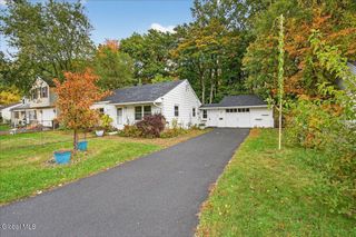 9 Vics Court, Colonie, NY 12205