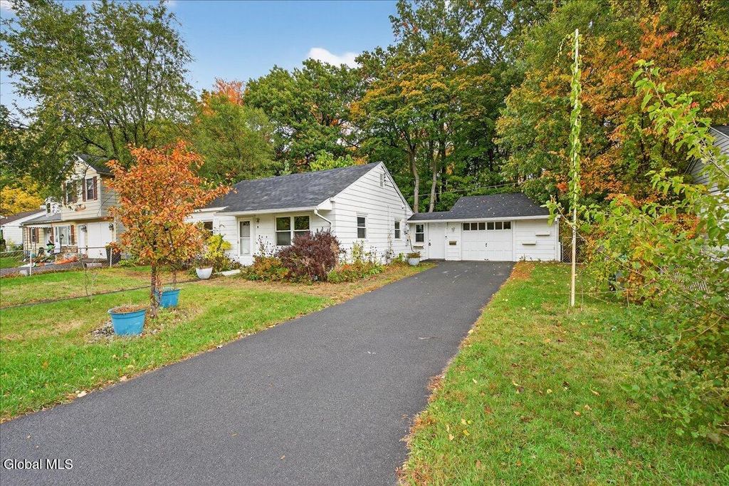 9 Vics Court, Colonie, NY 12205