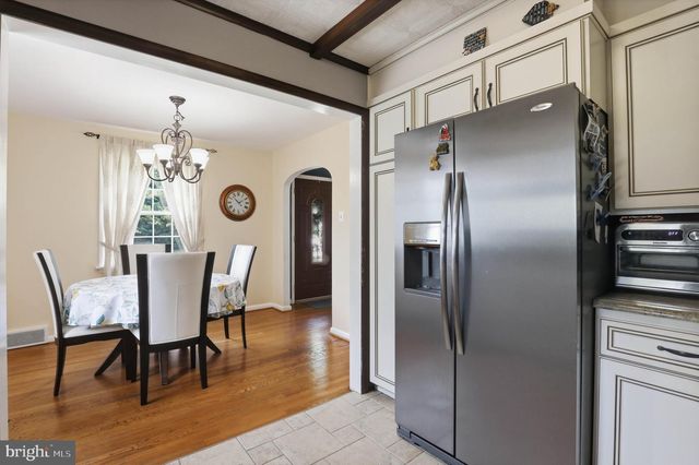 4 EDGEHILL DR, Lancaster, PA 17603