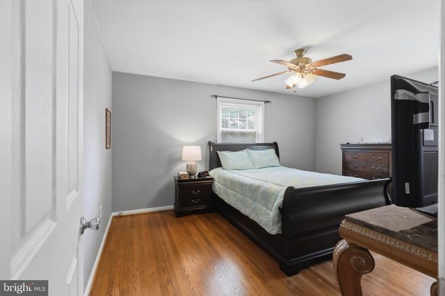 4 EDGEHILL DR, Lancaster, PA 17603