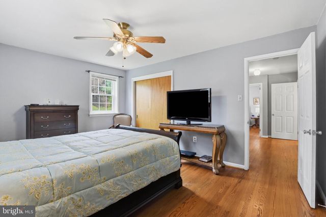 4 EDGEHILL DR, Lancaster, PA 17603