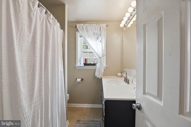 4 EDGEHILL DR, Lancaster, PA 17603