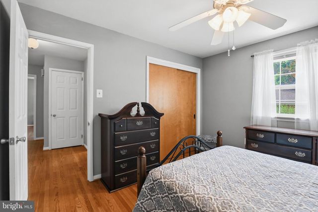 4 EDGEHILL DR, Lancaster, PA 17603