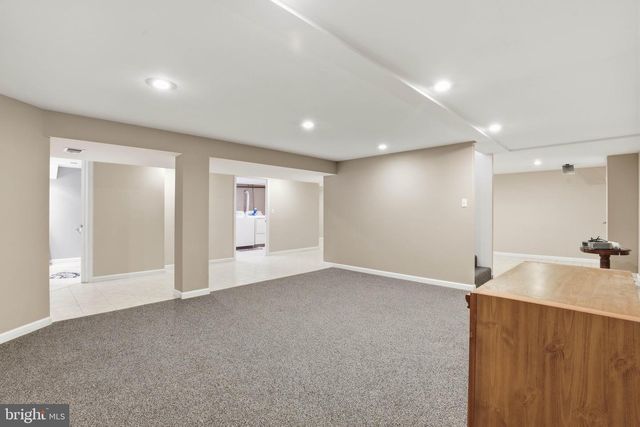 4 EDGEHILL DR, Lancaster, PA 17603