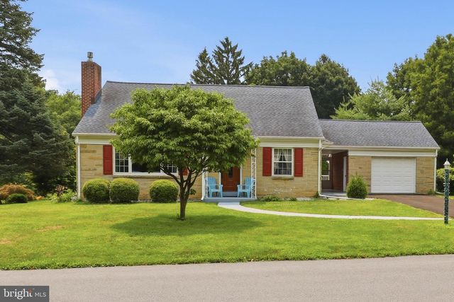 4 EDGEHILL DR, Lancaster, PA 17603