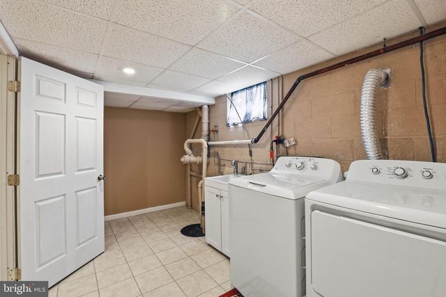 4 EDGEHILL DR, Lancaster, PA 17603