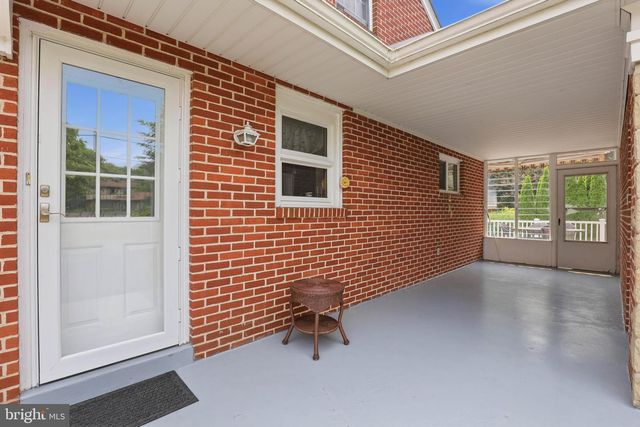 4 EDGEHILL DR, Lancaster, PA 17603