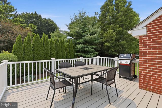 4 EDGEHILL DR, Lancaster, PA 17603