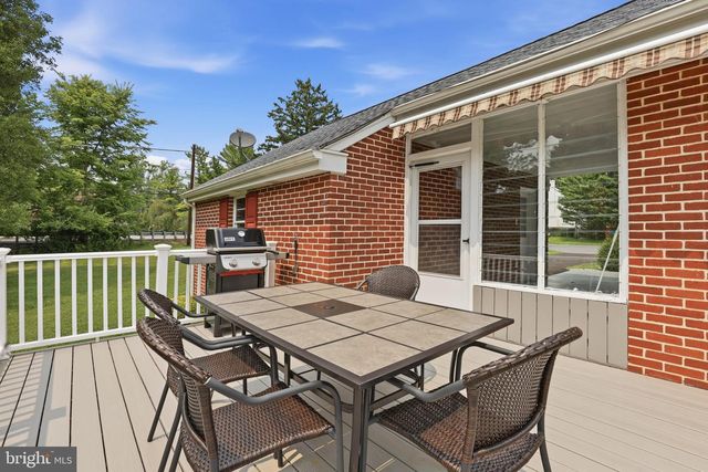 4 EDGEHILL DR, Lancaster, PA 17603