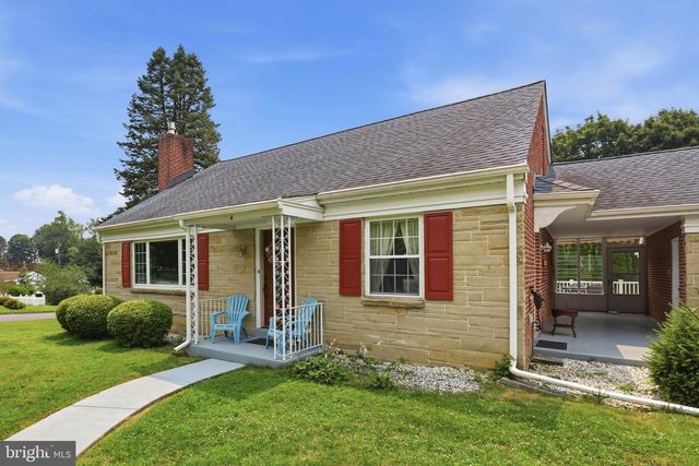 4 EDGEHILL DR, Lancaster, PA 17603