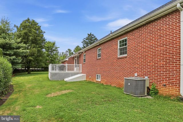4 EDGEHILL DR, Lancaster, PA 17603