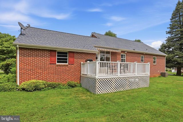 4 EDGEHILL DR, Lancaster, PA 17603