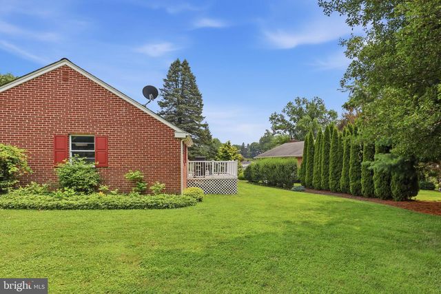 4 EDGEHILL DR, Lancaster, PA 17603