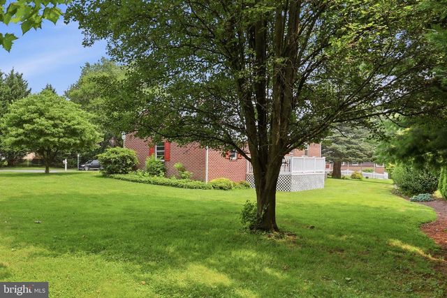 4 EDGEHILL DR, Lancaster, PA 17603