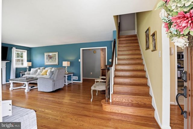 4 EDGEHILL DR, Lancaster, PA 17603