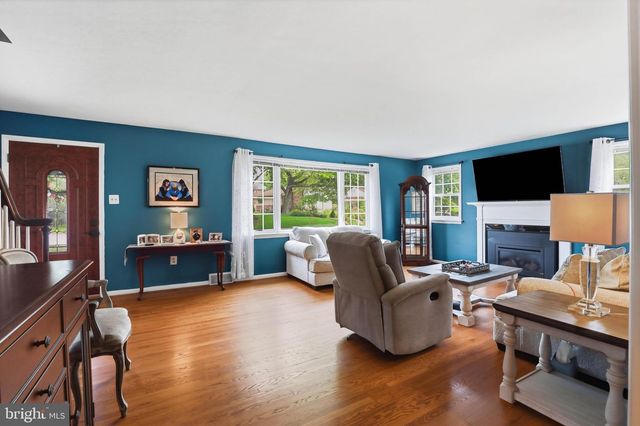 4 EDGEHILL DR, Lancaster, PA 17603