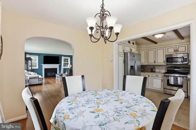 4 EDGEHILL DR, Lancaster, PA 17603