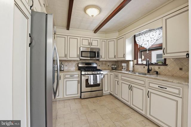 4 EDGEHILL DR, Lancaster, PA 17603