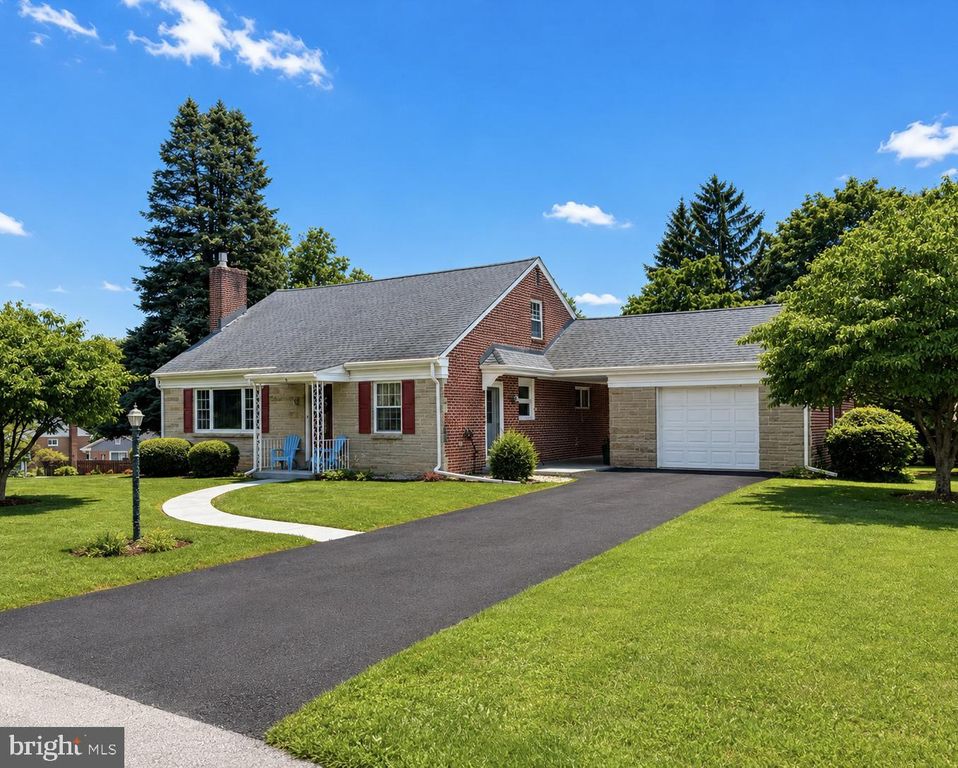 4 EDGEHILL DR, Lancaster, PA 17603