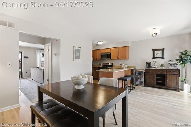 1878 Newporte Court, Royal Oak, MI 48073