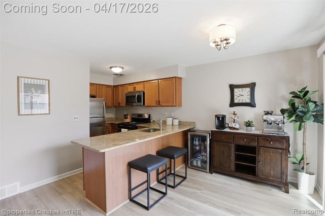 1878 Newporte Court, Royal Oak, MI 48073