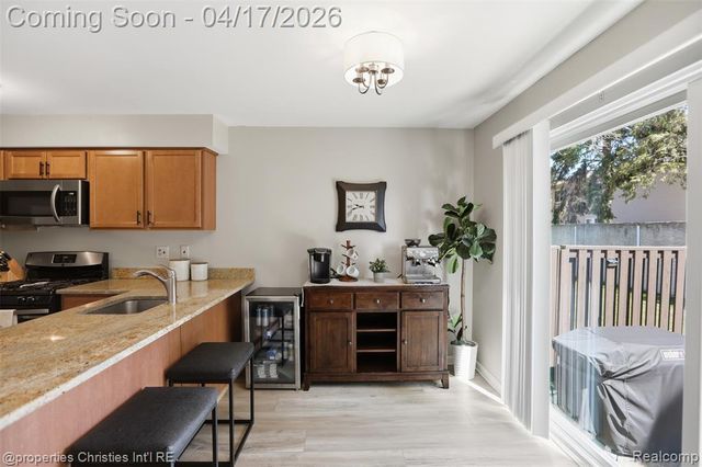 1878 Newporte Court, Royal Oak, MI 48073