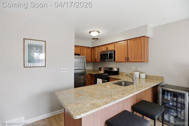 1878 Newporte Court, Royal Oak, MI 48073