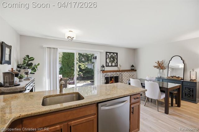 1878 Newporte Court, Royal Oak, MI 48073