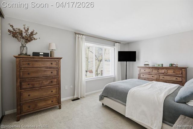 1878 Newporte Court, Royal Oak, MI 48073