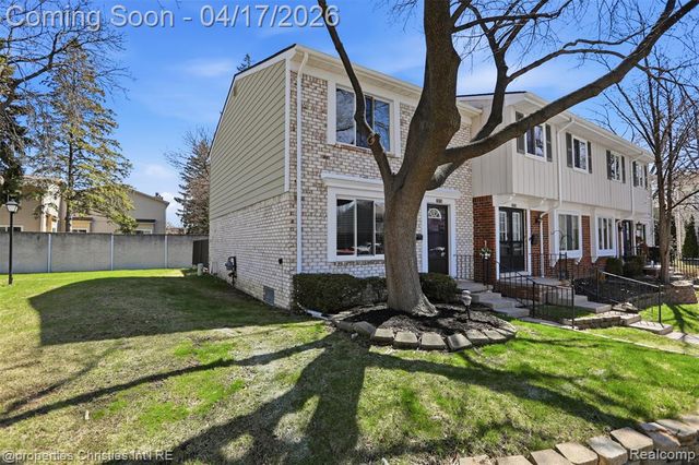 1878 Newporte Court, Royal Oak, MI 48073