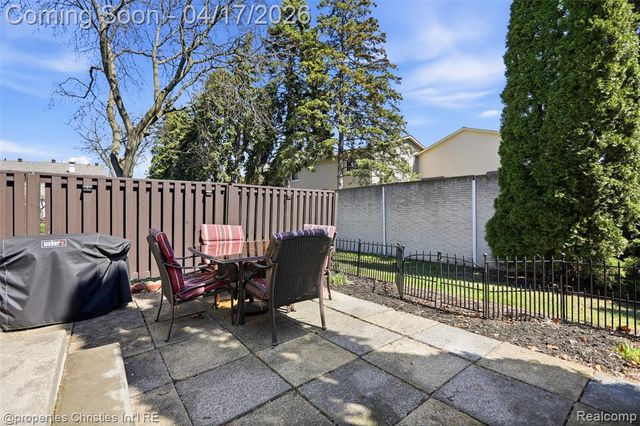 1878 Newporte Court, Royal Oak, MI 48073