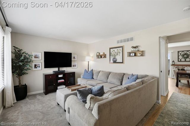 1878 Newporte Court, Royal Oak, MI 48073