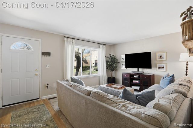 1878 Newporte Court, Royal Oak, MI 48073