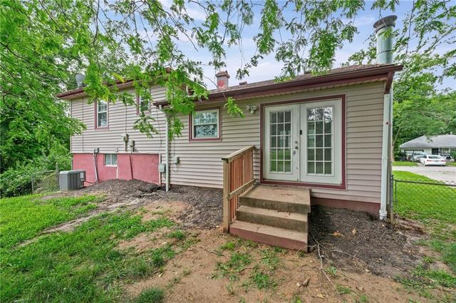 8212 NE 51st Street, Kansas City, MO 64119