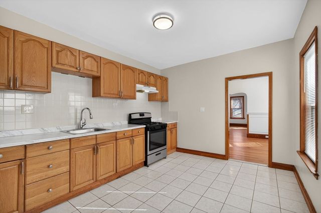 27 Larchmont St, Boston, MA 02124