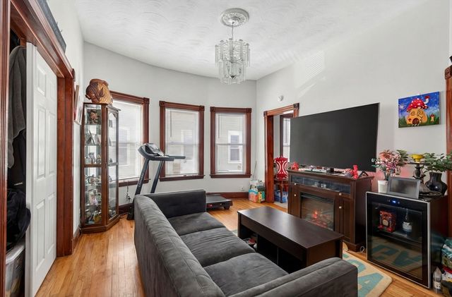 27 Larchmont St, Boston, MA 02124