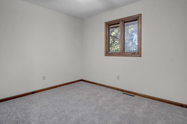 1024 S West Rd, Newton, KS 67114