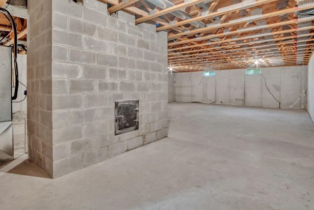 1024 S West Rd, Newton, KS 67114