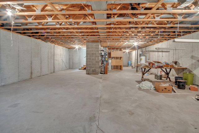 1024 S West Rd, Newton, KS 67114