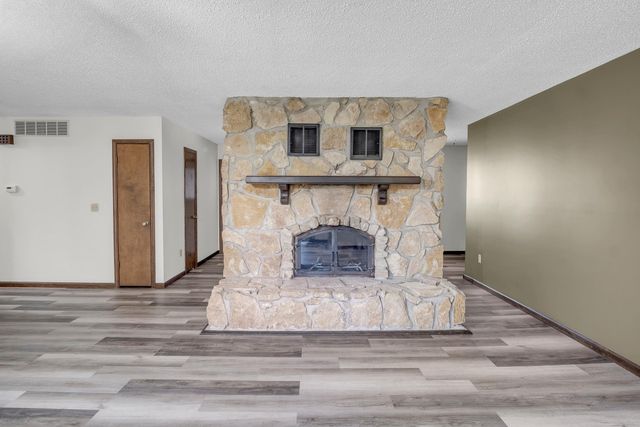 1024 S West Rd, Newton, KS 67114