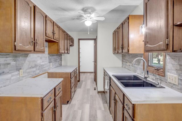 1024 S West Rd, Newton, KS 67114