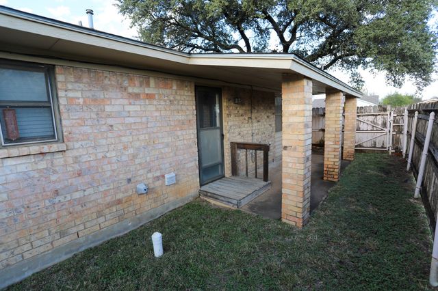 1009 Buchanan Street, Mcgregor, TX 76657
