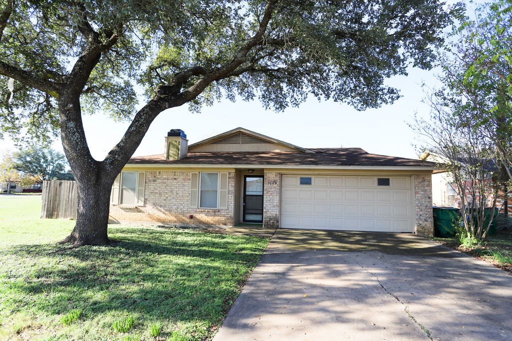 1009 Buchanan Street, Mcgregor, TX 76657