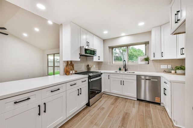 906 River Creek Drive, La Porte, TX 77571