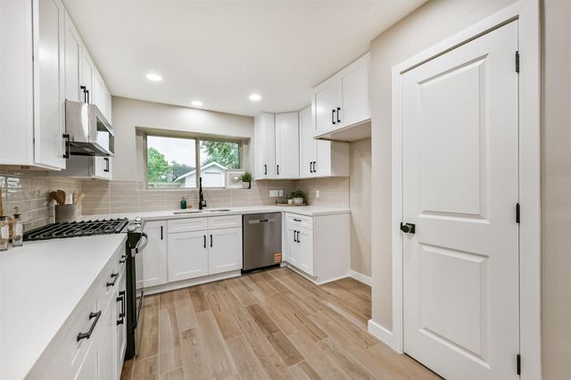 906 River Creek Drive, La Porte, TX 77571