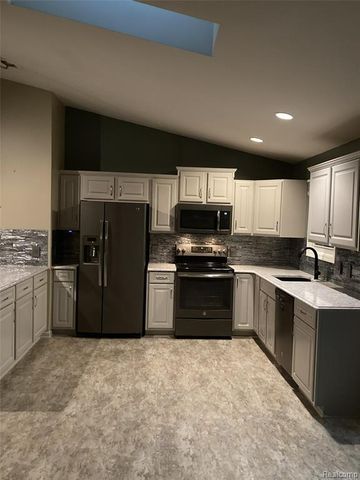 2941 Silverhill Drive, Waterford, MI 48329