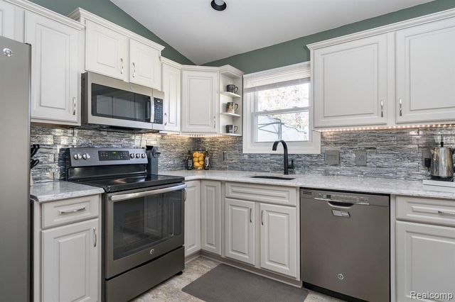 2941 Silverhill Drive, Waterford, MI 48329