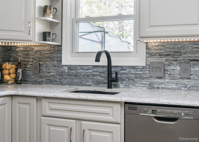 2941 Silverhill Drive, Waterford, MI 48329