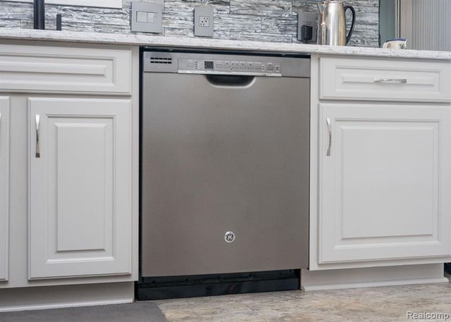 2941 Silverhill Drive, Waterford, MI 48329