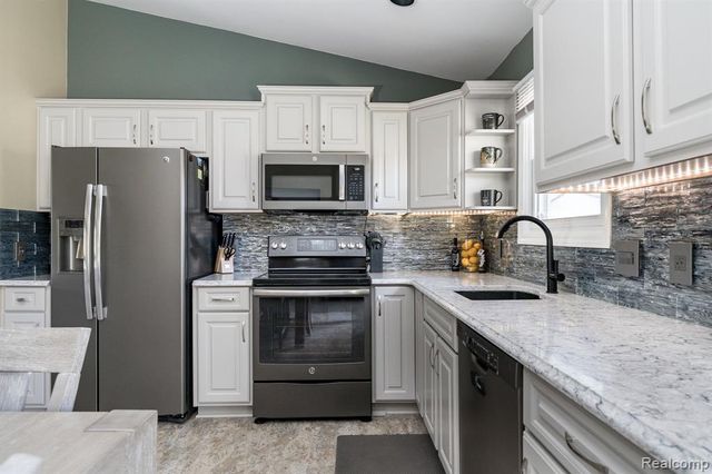 2941 Silverhill Drive, Waterford, MI 48329